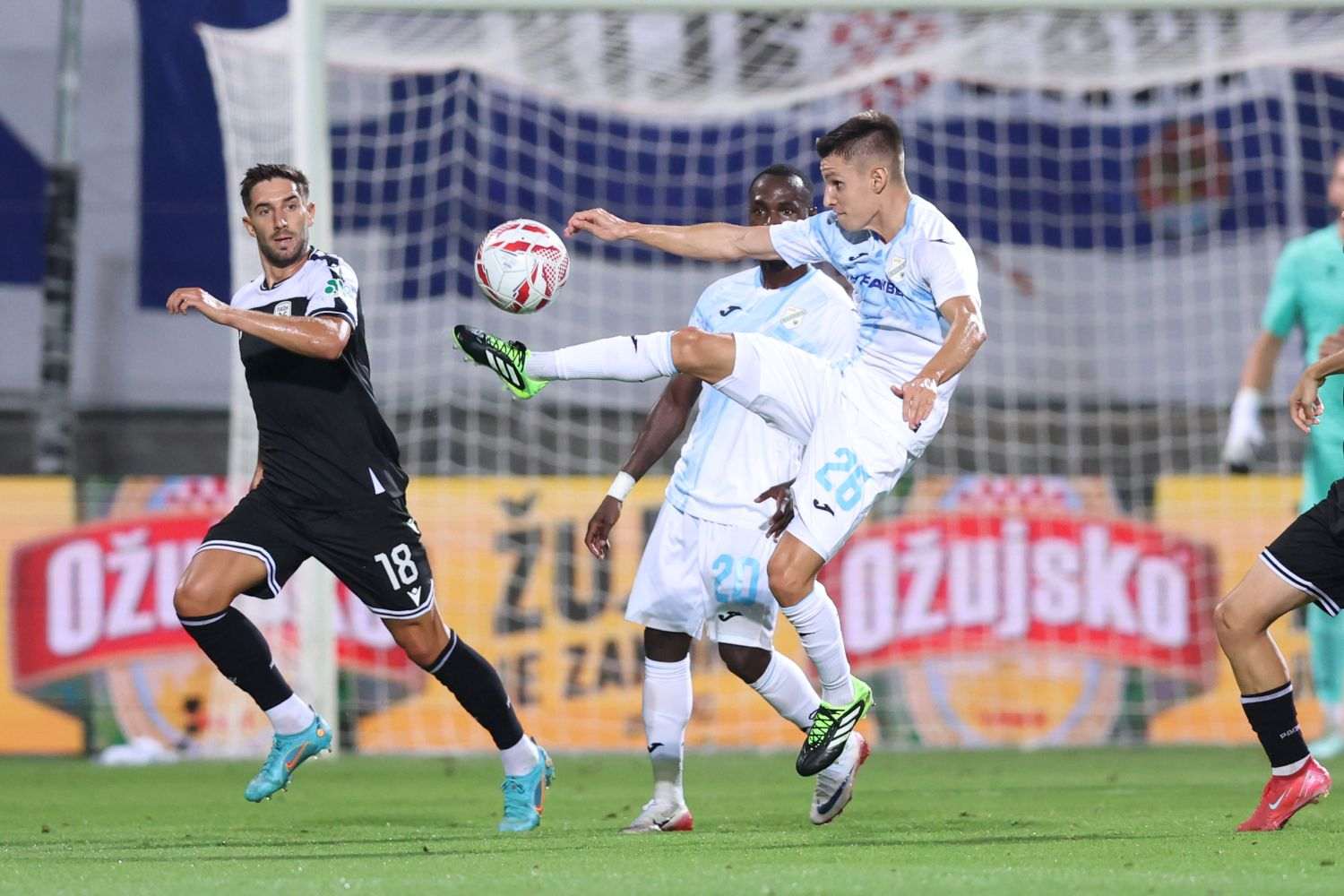 RIJEKA NADVISILA GRČKI PAOK: Luka Menalo glavom zakucao loptu u mrežu za pobjedu hrvatskog prvaka RIJEKA NADVISILA GRČKI PAOK: Luka Menalo glavom zakucao loptu u mrežu za pobjedu hrvatskog prvaka