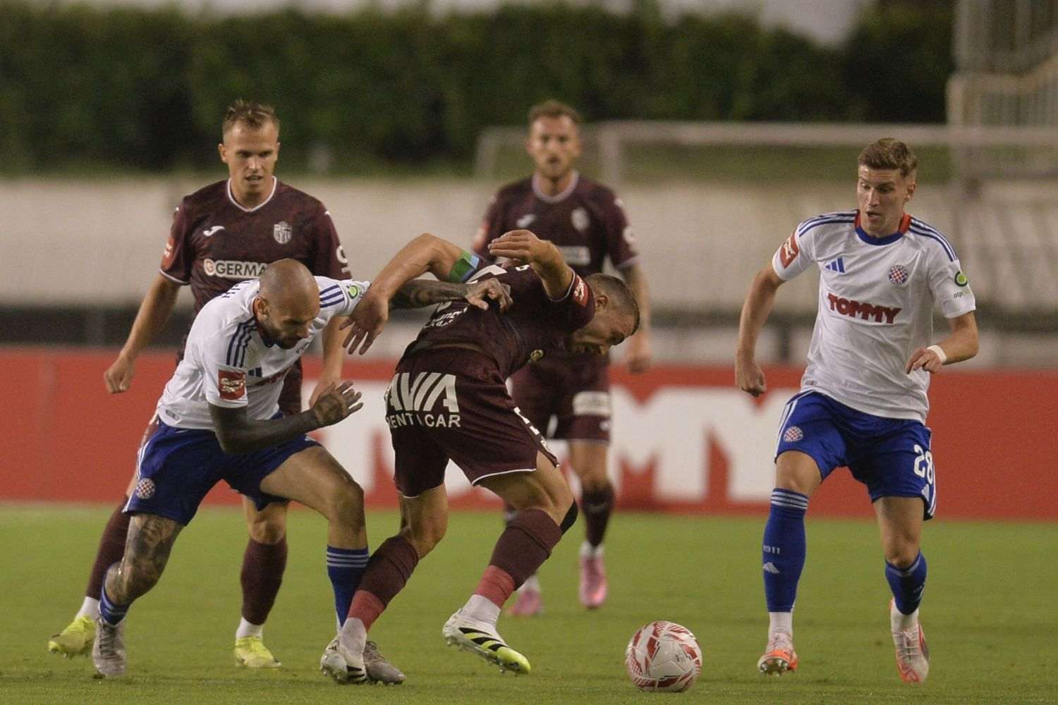 TEŠKO BEZ LIVAJE: Hajduk na Poljudu pogotkom Karačića u 85. minuti s 2:1 savladao Istru 1961 TEŠKO BEZ LIVAJE: Hajduk na Poljudu pogotkom Karačića u 85. minuti s 2:1 savladao Istru 1961