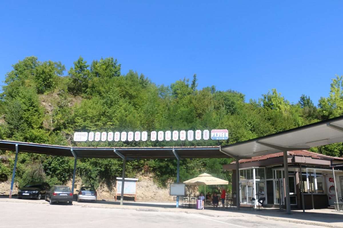 NEVJEROJATAN PRIZOR: Znate li gdje se nalazi jedini vodopad na svijetu koji se nalazi u samom središtu grada? Autobusni kolodvor u Jajcu kao čvorište s linijama unutar zemlje i prema inozemstvu / Foto: Fenix (MD)