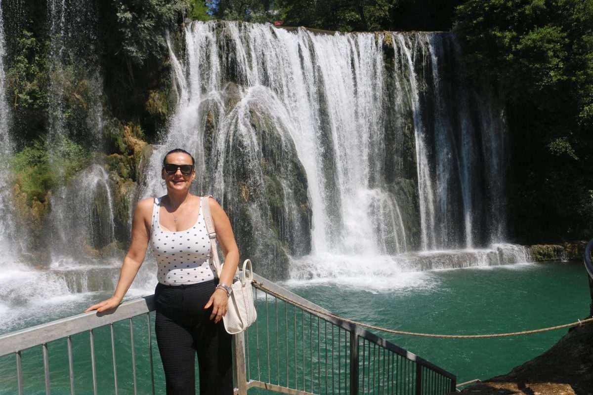 NEVJEROJATAN PRIZOR: Znate li gdje se nalazi jedini vodopad na svijetu koji se nalazi u samom središtu grada? Posjetiteljica pored vodopada u Jajcu / Foto: Fenix (MD)