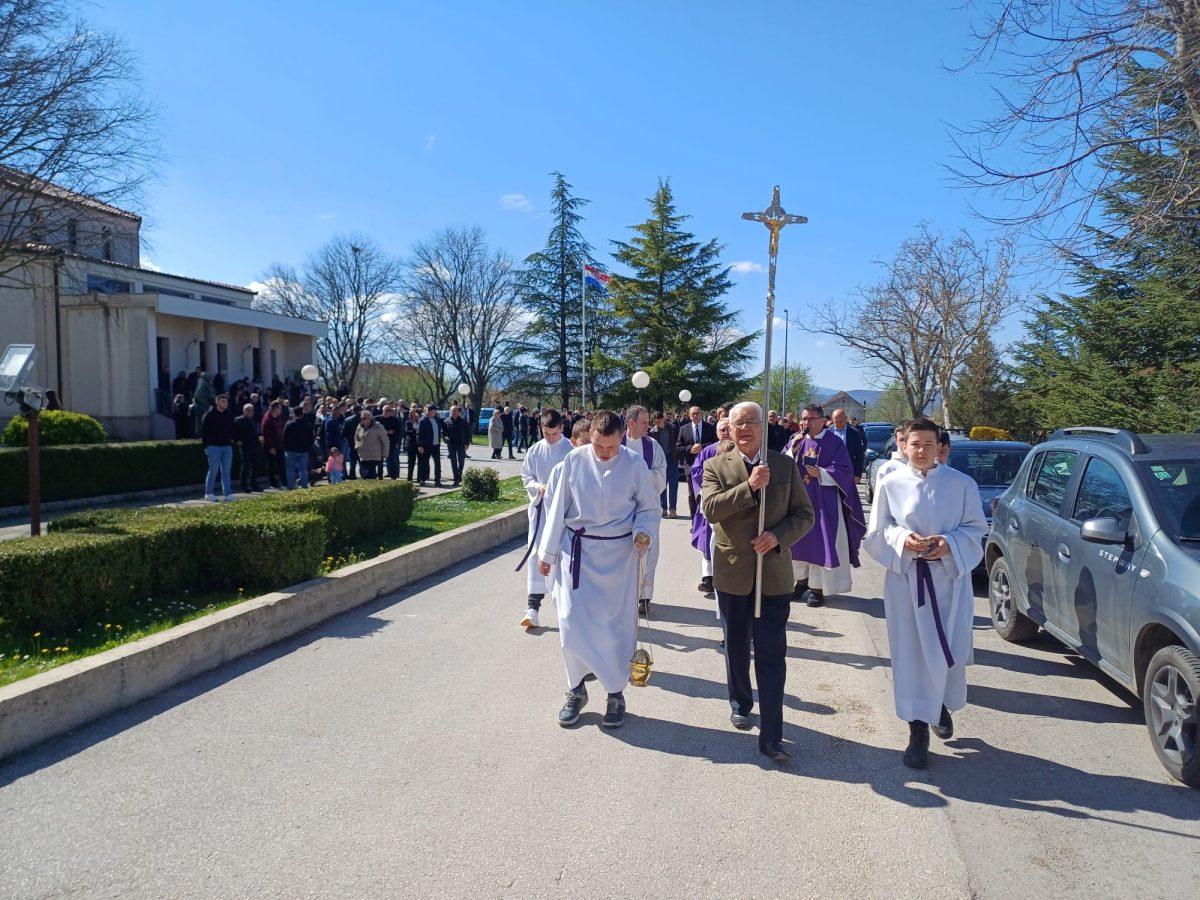 OBILJEŽAVANJE 81. OBLJETNICE OD POKOLJA U PODKAMEŠNIČKIM SELIMA KADA JE NA MUČAN NAČIN UBIJENO 1.525 OSOBA, MEĐU KOJIMA I 600 DJECE: "Mi ih ne smijemo zaboraviti, jer su oni spomenici rodoljublja i uzori vjere s krunicom u ruci" Obilježavanje 81. obljetnice od pokolja u podkamešničkim selima / Foto: Fenix (MV)