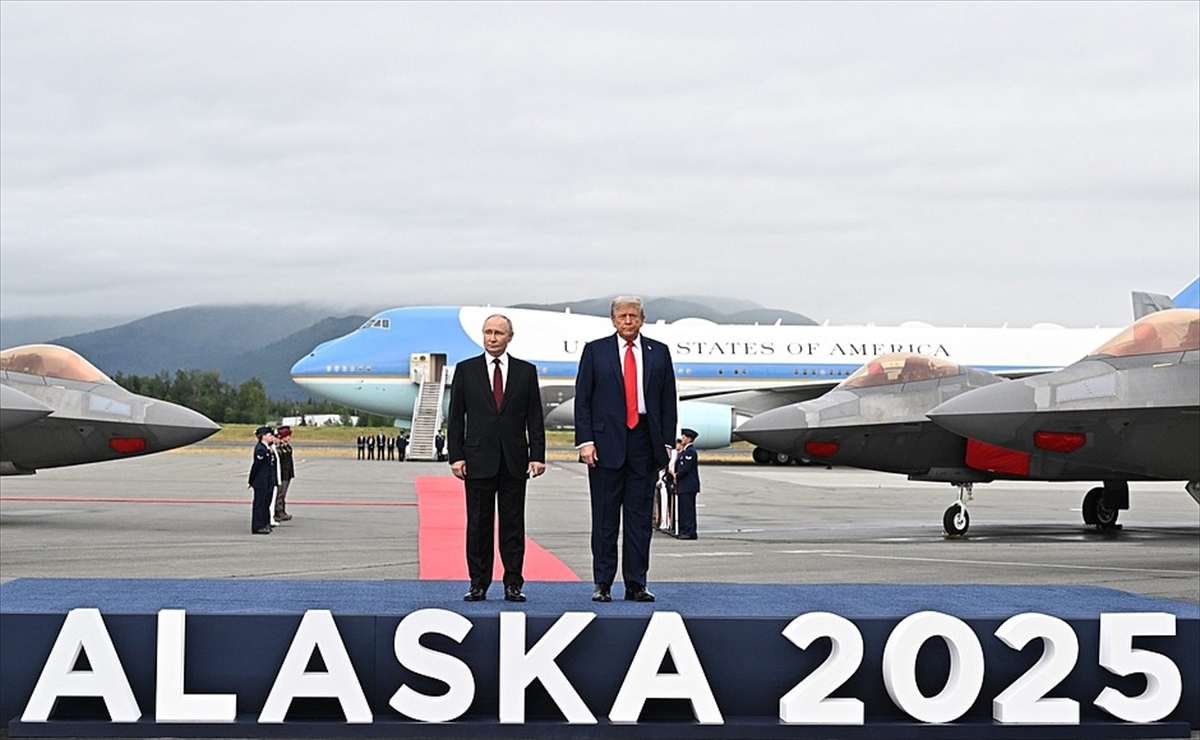 SIGURNOST IZ ZRAKA: Trumpa i Putina na Aljasci čuvao „nevidljivi“ bombarder B-2 i četiri lovca F-35. SIGURNOST IZ ZRAKA: Trumpa i Putina na Aljasci čuvao „nevidljivi“ bombarder B-2 i četiri lovca F-35.