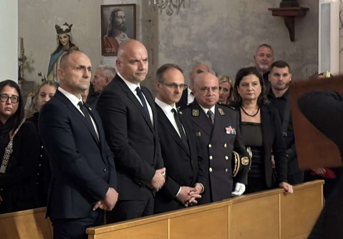 GENERALE, PUTUJ U VJEČNOST: Odani vojnici i prijatelji s ministrom Anušićem na posljednjem ispraćaju generala zbora Ante Rose u Francuskoj GENERALE, PUTUJ U VJEČNOST: Odani vojnici i prijatelji s ministrom Anušićem na posljednjem ispraćaju generala zbora Ante Rose u Francuskoj