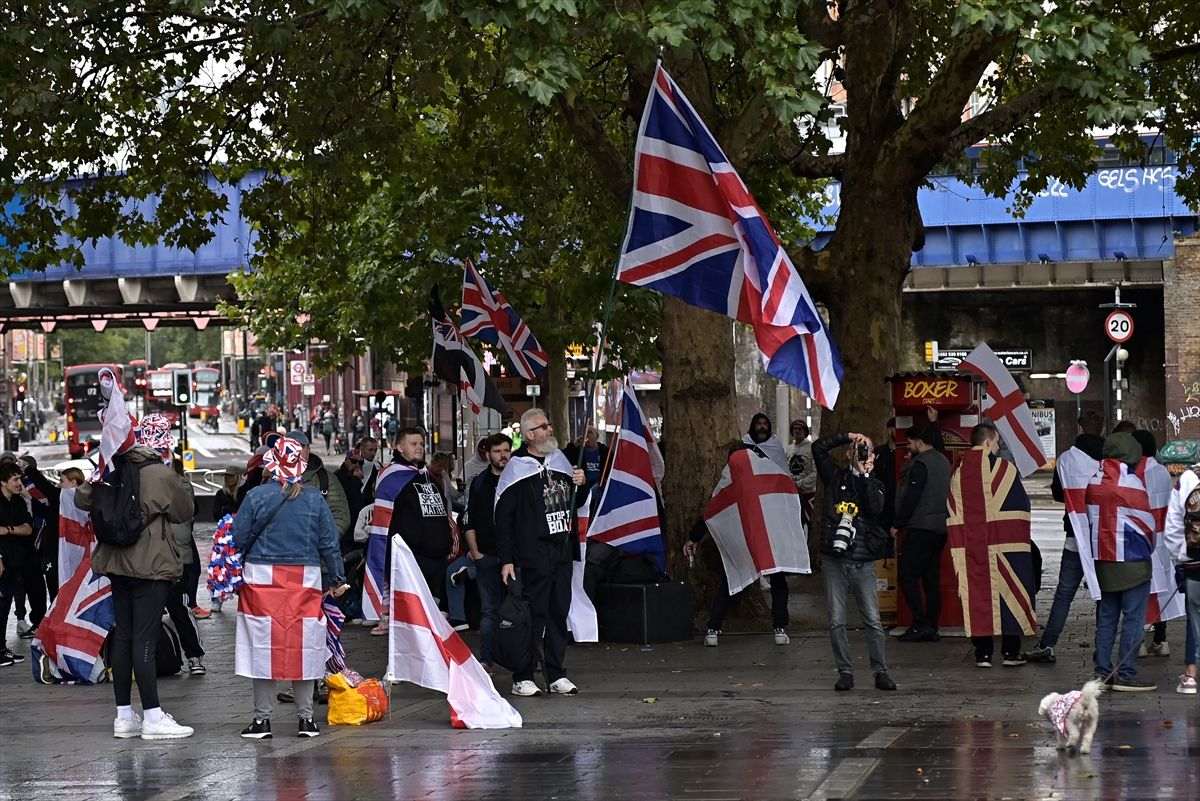 VIŠE OD 110.000 LJUDI NA PROSVJEDU PROTIV MIGRANATA U LONDONU: U sukobu policije i prosvjednika ozlijeđeno 26 policajaca, a zasad uhićeno 25 prosvjednika VIŠE OD 110.000 LJUDI NA PROSVJEDU PROTIV MIGRANATA U LONDONU: U sukobu policije i prosvjednika ozlijeđeno 26 policajaca, a zasad uhićeno 25 prosvjednika