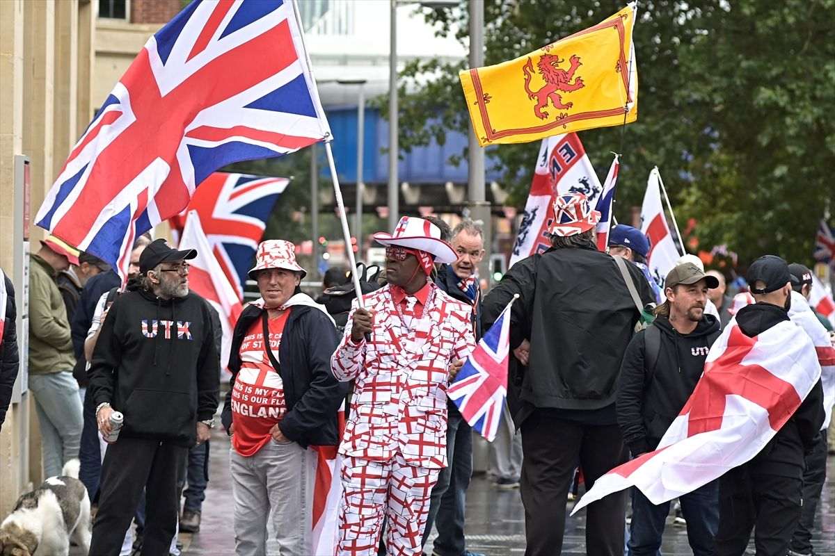 VIŠE OD 110.000 LJUDI NA PROSVJEDU PROTIV MIGRANATA U LONDONU: U sukobu policije i prosvjednika ozlijeđeno 26 policajaca, a zasad uhićeno 25 prosvjednika VIŠE OD 110.000 LJUDI NA PROSVJEDU PROTIV MIGRANATA U LONDONU: U sukobu policije i prosvjednika ozlijeđeno 26 policajaca, a zasad uhićeno 25 prosvjednika