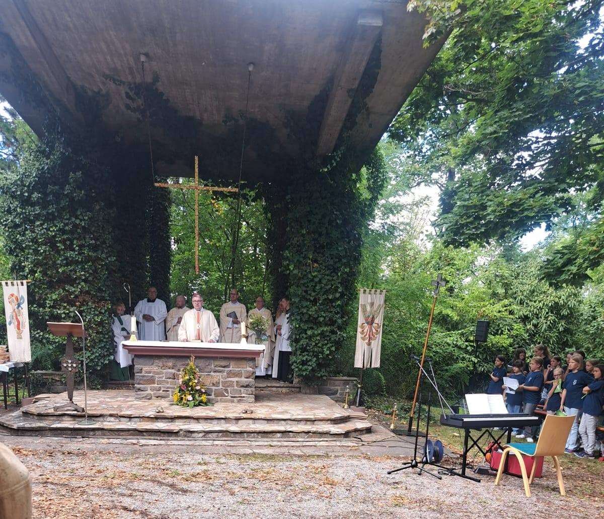 HRVATI MEĐU „HODOČASNICIMA NADE“ NA KLOSTER JAKOBSBERGU: Brojni vjernici se okupili na duhovnom susretu s biskupom Kohlgrafom HRVATI MEĐU „HODOČASNICIMA NADE“ NA KLOSTER JAKOBSBERGU: Brojni vjernici se okupili na duhovnom susretu s biskupom Kohlgrafom