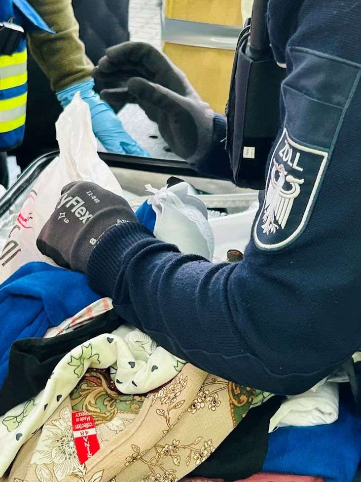 NJEMAČKI CARINICI IZ PROMETA ISKLJUČILI TRI AUTOBUSA IZ MOLDAVIJE, SRBIJE I KOSOVA: Otkriven niz prekršaja - od utaje poreza, ozbiljnih sigurnosnih nedostataka u vozilima do 520 kg mesa, kobasica, sira... Carinici pregledavaju autobuse/ Foto: Zoll