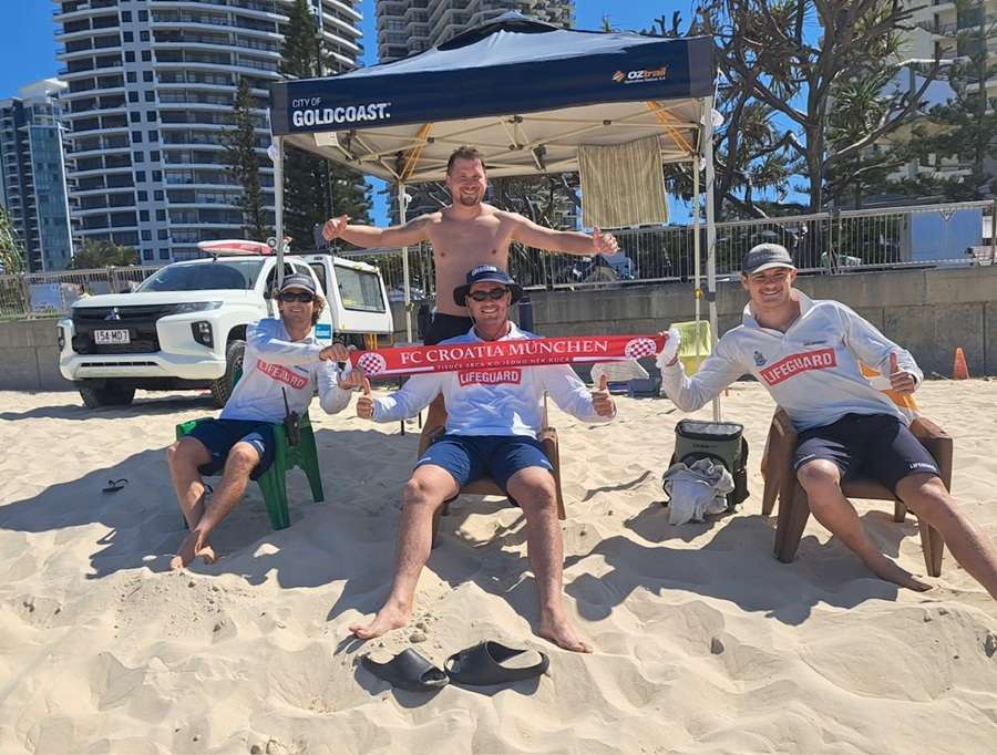 16.000 KILOMETARA OD HRVATSKE A DOMOVINA U SRCU: Croatija München oduševila australske Hrvate, članovi su ostali gotovo goli, dresovi i majice nestajali u sekundi Veteranska momčad Croatije München i članovima uprave i sponzori sudjelovali na glazbeno-kulturnom i sportsko, događaju “Noć hrvatske baštine” u Gold Coastu u Australiji / Foto: Fenix (Z.Z)