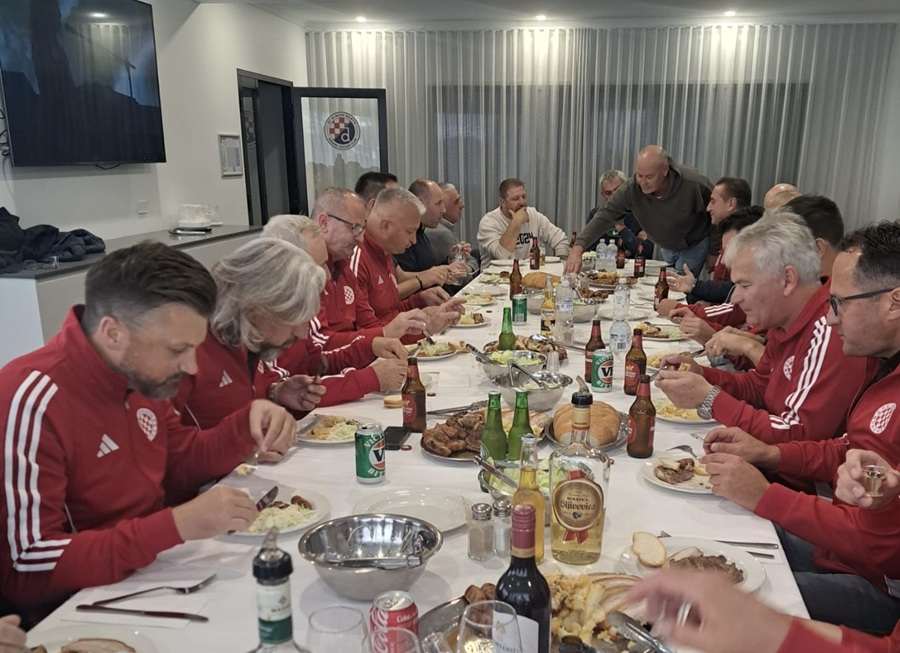 16.000 KILOMETARA OD HRVATSKE A DOMOVINA U SRCU: Croatija München oduševila australske Hrvate, članovi su ostali gotovo goli, dresovi i majice nestajali u sekundi 16.000 KILOMETARA OD HRVATSKE A DOMOVINA U SRCU: Croatija München oduševila australske Hrvate, članovi su ostali gotovo goli, dresovi i majice nestajali u sekundi