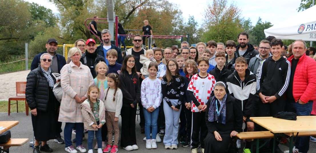SVEČANO U WIESBADENU: Na susretu ministranata Rajnsko-majnskog područja okupio se velik broj mladih Ministranti Hrvatske katoličke zajednice Darmstadt / Foto: Fenix (MD)
