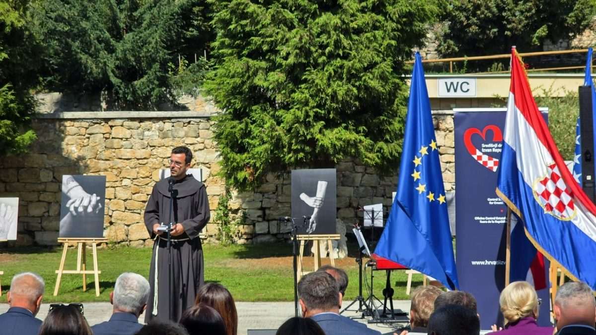 GUČA GORA: Svečano potpisivanje ugovora za programe i projekte Hrvata u BiH GUČA GORA: Svečano potpisivanje ugovora za programe i projekte Hrvata u BiH