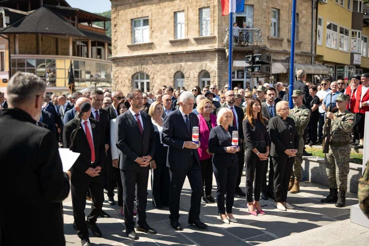 SVEČANOST: Obilježena 30. obljetnica VRO „Maestral“ i oslobođenja Jajca SVEČANOST: Obilježena 30. obljetnica VRO „Maestral“ i oslobođenja Jajca