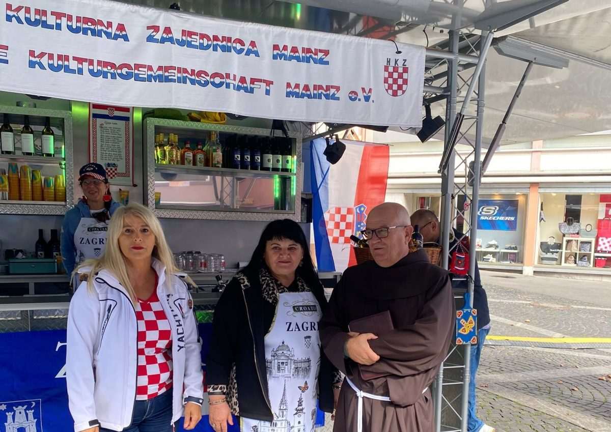 IZ SAMOG SRCA MAINZA HRVATI I BOŠNJACI PORUČILI: Nismo zaboravili tko smo, ni kilometri ni godine nisu izbrisali ono što nosimo u srcu Dan tuđinaca u Mainzu / Foto: Fenix (MD)