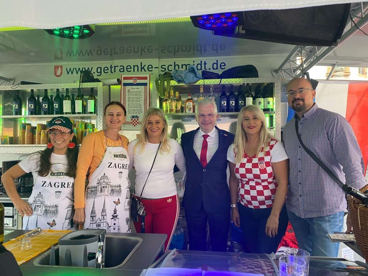 IZ SAMOG SRCA MAINZA HRVATI I BOŠNJACI PORUČILI: Nismo zaboravili tko smo, ni kilometri ni godine nisu izbrisali ono što nosimo u srcu Dan tuđinaca u Mainzu / Foto: Fenix (MD)