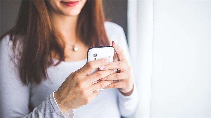 Žena tipka na mobitel (ILUSTRACIJA)/ Foto: Anadolu