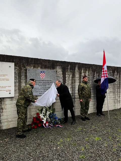 DA SE NIKADA NE PONOVI, A NI ZABORAVI: U Gornjoj Austriji otkrivena spomen-ploča hrvatskim žrtvama nekadašnjeg logora Gusen DA SE NIKADA NE PONOVI, A NI ZABORAVI: U Gornjoj Austriji otkrivena spomen-ploča hrvatskim žrtvama nekadašnjeg logora Gusen