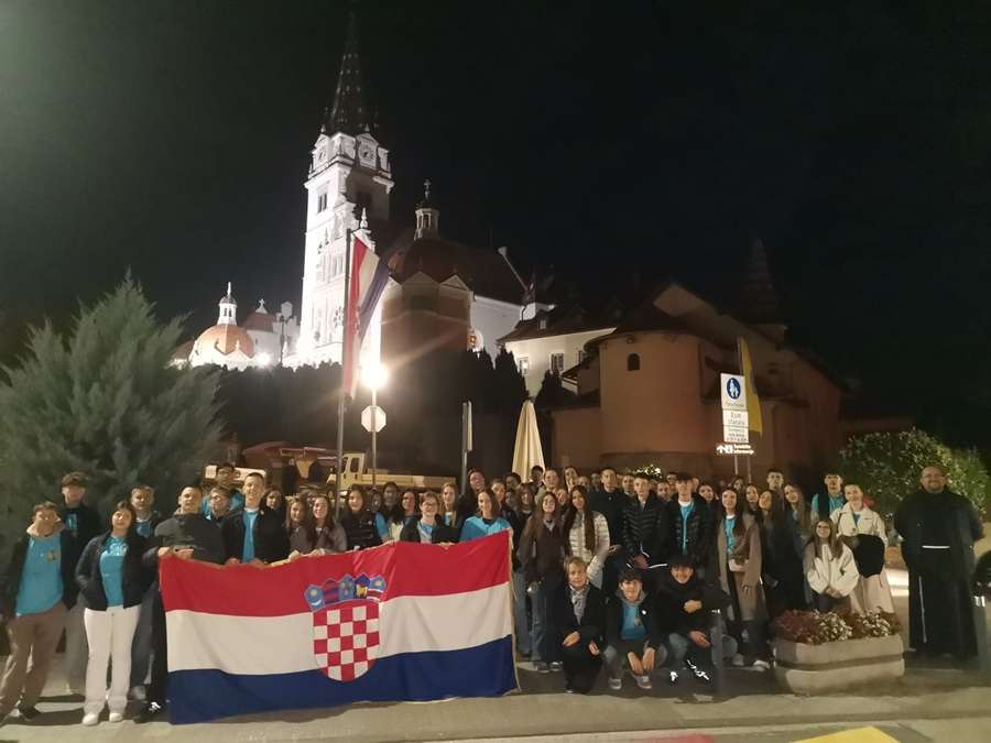 NEZABORAVNO ISKUSTVO: Hodočašće krizmanika HKŽ München u Hrvatsku Hodočašće krizmanika HKŽ München u Hrvatsku / Foto: Fenix (Fra Slaven Čeko)