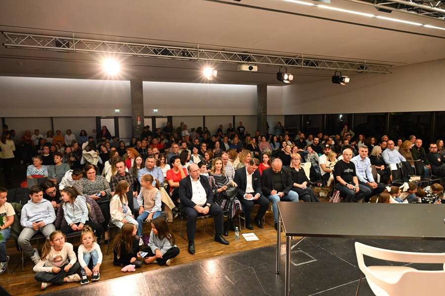 MLADI GLUMCI IZ TOMISLAVGRADA ODUŠEVILI PUBLIKU: U Salzburgu izvedena predstava Krunidba U Salzburgu izvedena predstava Krunidba / Foto: Fenix (Mirjana Kukavica)