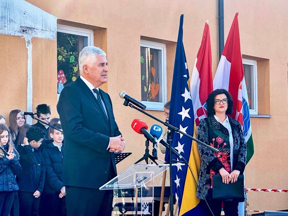 ČOVIĆ UZ BAČIĆA I MILASA POLOŽIO KAMEN TEMELJAC ZA SPORTSKU DVORANU: "Neka ovdje izrastu najveći sinovi Posavine" čović