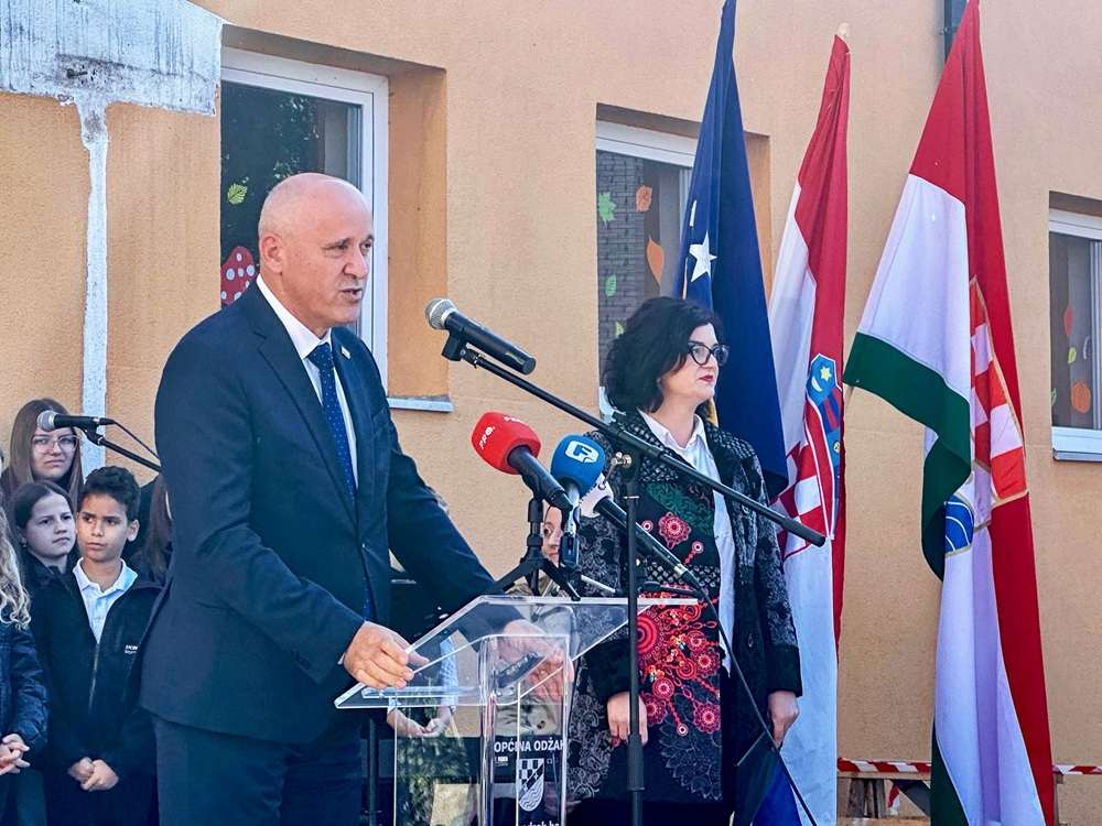 ČOVIĆ UZ BAČIĆA I MILASA POLOŽIO KAMEN TEMELJAC ZA SPORTSKU DVORANU: "Neka ovdje izrastu najveći sinovi Posavine" bačić