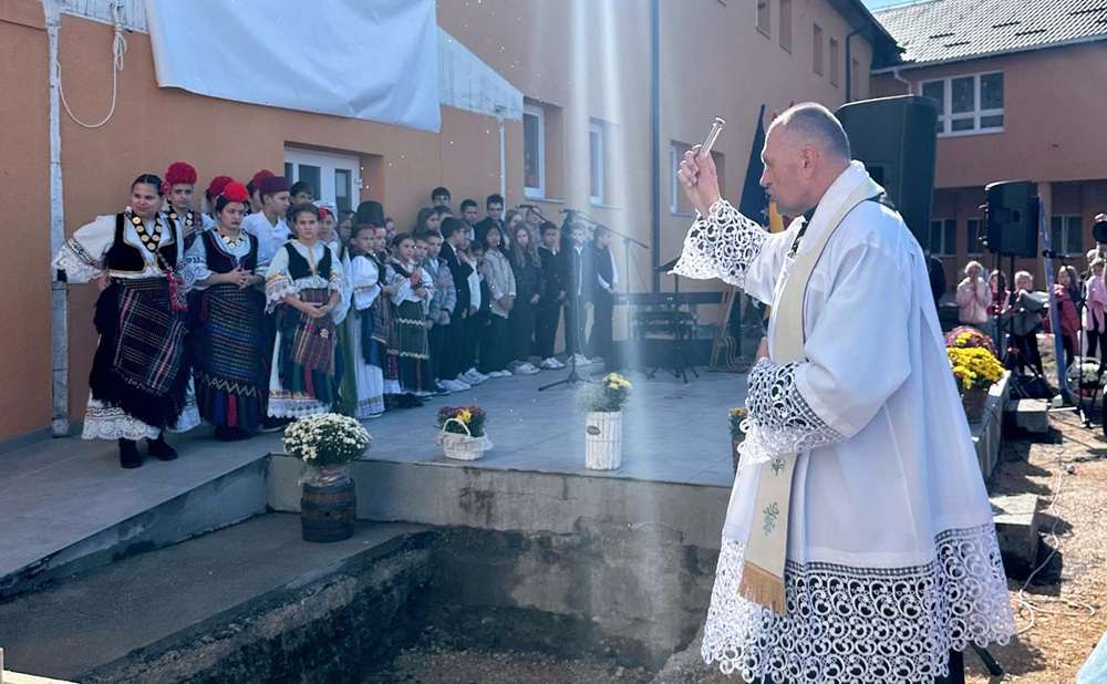 ČOVIĆ UZ BAČIĆA I MILASA POLOŽIO KAMEN TEMELJAC ZA SPORTSKU DVORANU: "Neka ovdje izrastu najveći sinovi Posavine" ČOVIĆ UZ BAČIĆA I MILASA POLOŽIO KAMEN TEMELJAC ZA SPORTSKU DVORANU: "Neka ovdje izrastu najveći sinovi Posavine"