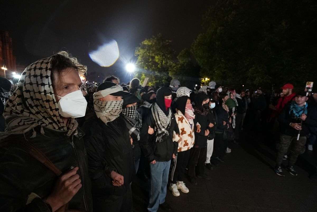 UNATOČ ZABRANI! Na drugu godišnjicu terora Hamasa, oko 500 propalestinskih aktivista iz Berlina prosvjedovalo na Alexanderplatzu