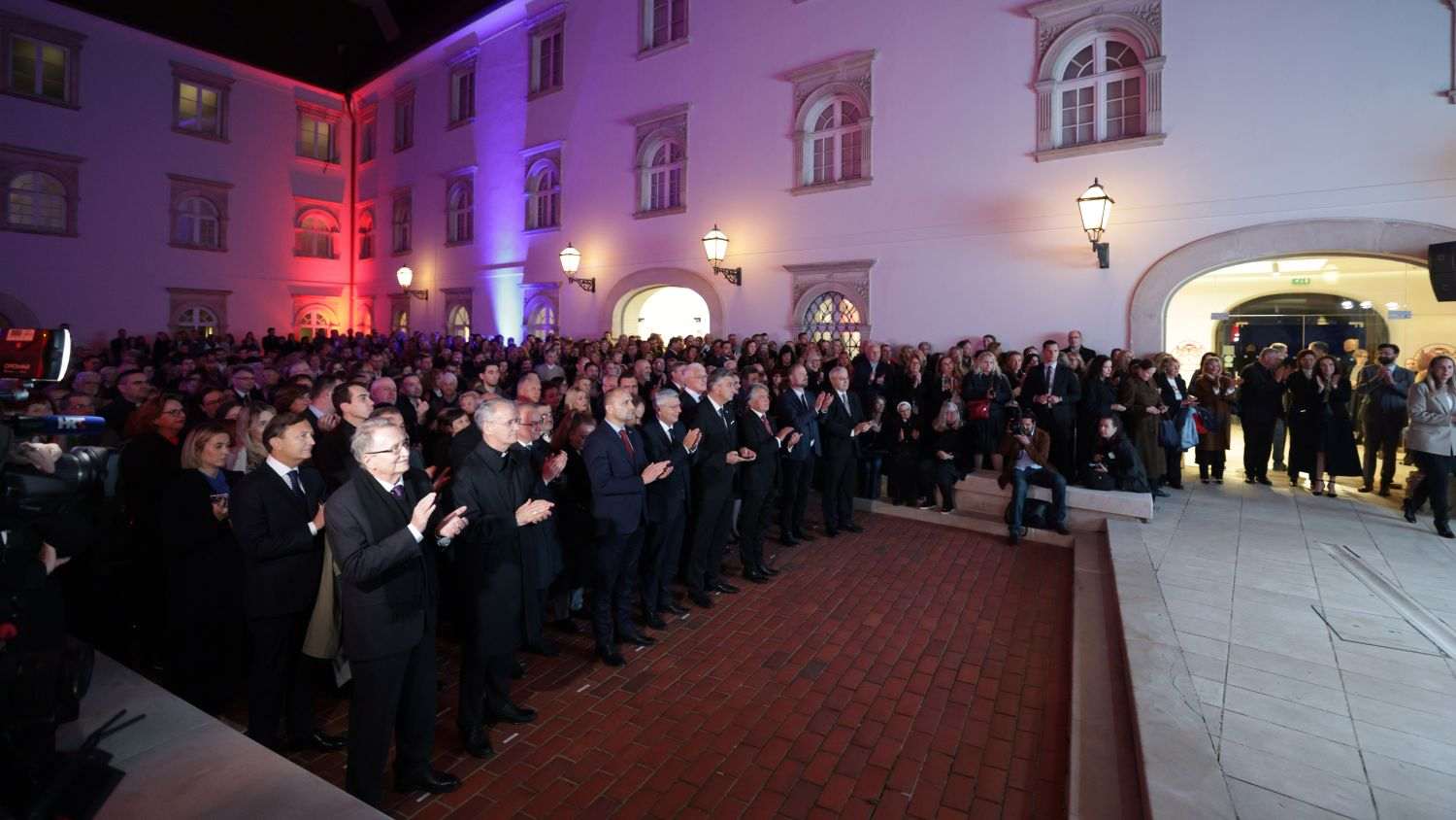 "POVIJESNI HOD HRVATSKE DRŽAVNOSTI": U Klovićevim dvorima otvorena izložba posvećena 1100. obljetnici Hrvatskoga Kraljevstva