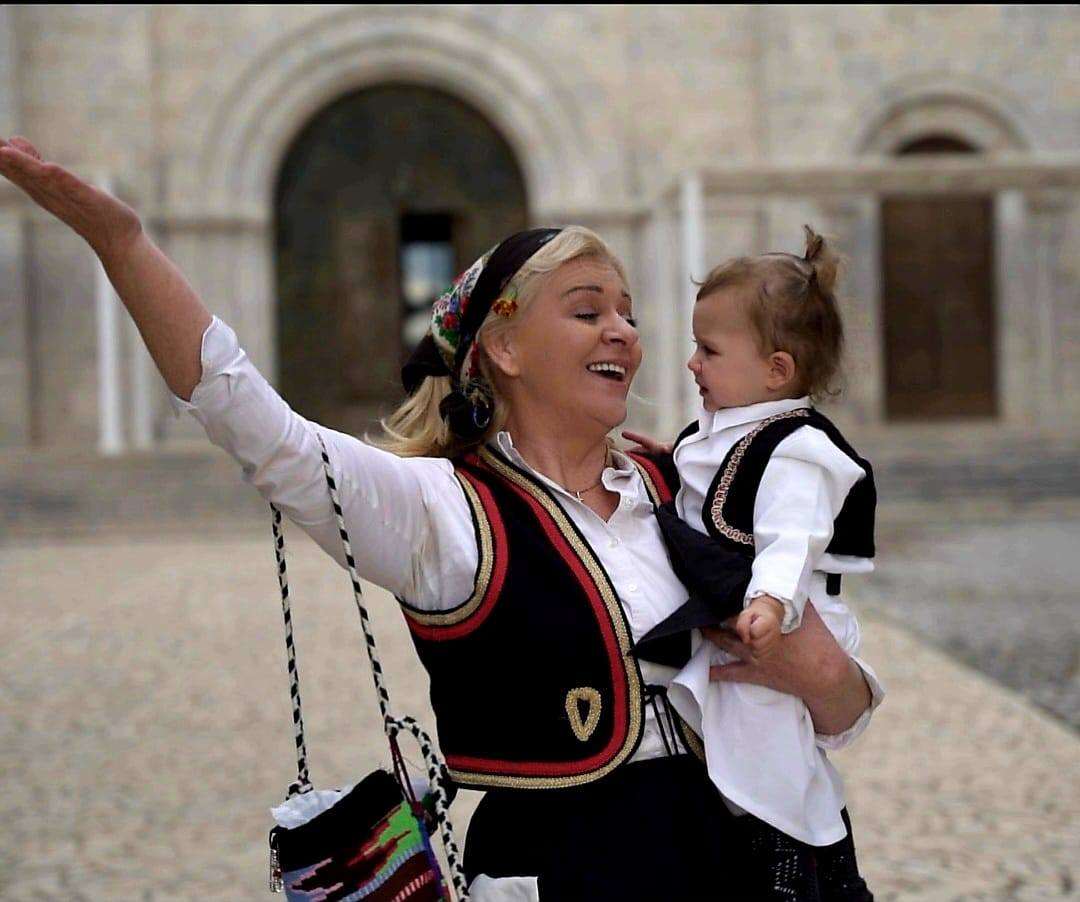 HERCEGOVKA ZAPJEVALA NA KONJU: Daniela Škegro snima pjesmu sa Antonelom Musa – pjesma slavi žene iz Hercegovine Daniela Škegro / Foto: Fenix (privatni arhiv DS)
