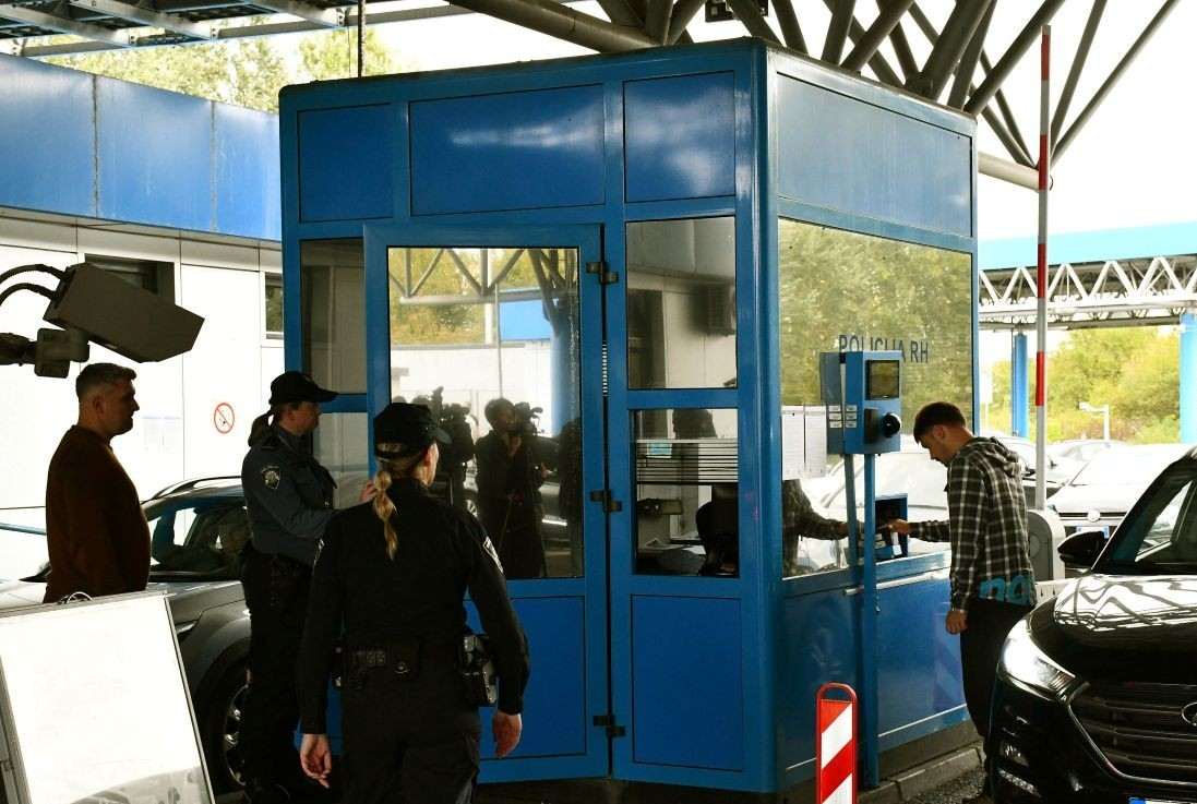 POČELA NOVA ERA NA GRANICAMA: Umjesto pečata – skeneri i kamere! Putnici zbunjeni, policija objašnjava nova pravila POČELA NOVA ERA NA GRANICAMA: Umjesto pečata – skeneri i kamere! Putnici zbunjeni, policija objašnjava nova pravila