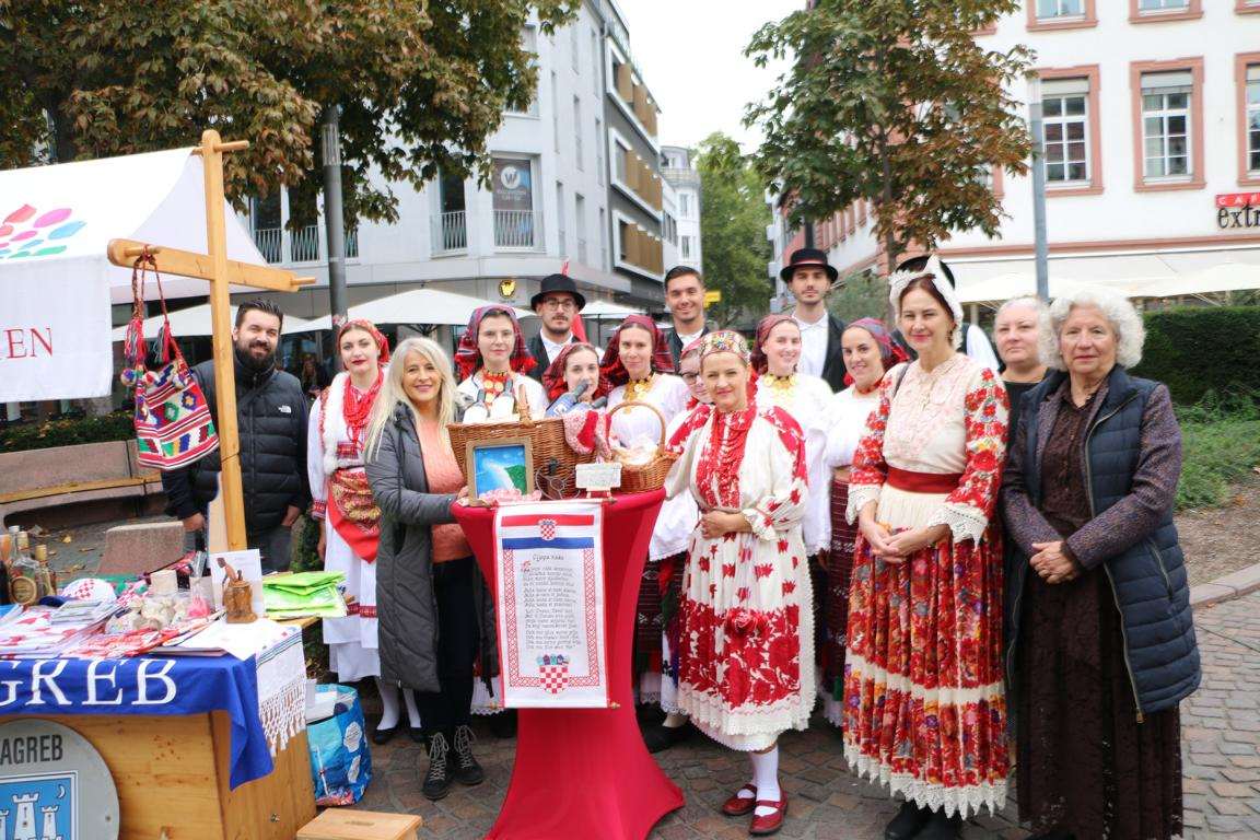 HRVATSKI „PEČAT“ U GUTENBERGOVOM GRADU: Od Bašćanske ploče do folklora – Hrvati oduševili posjetitelje Europske fešte Hrvati u Mainzu / Foto: Fenix (MD)