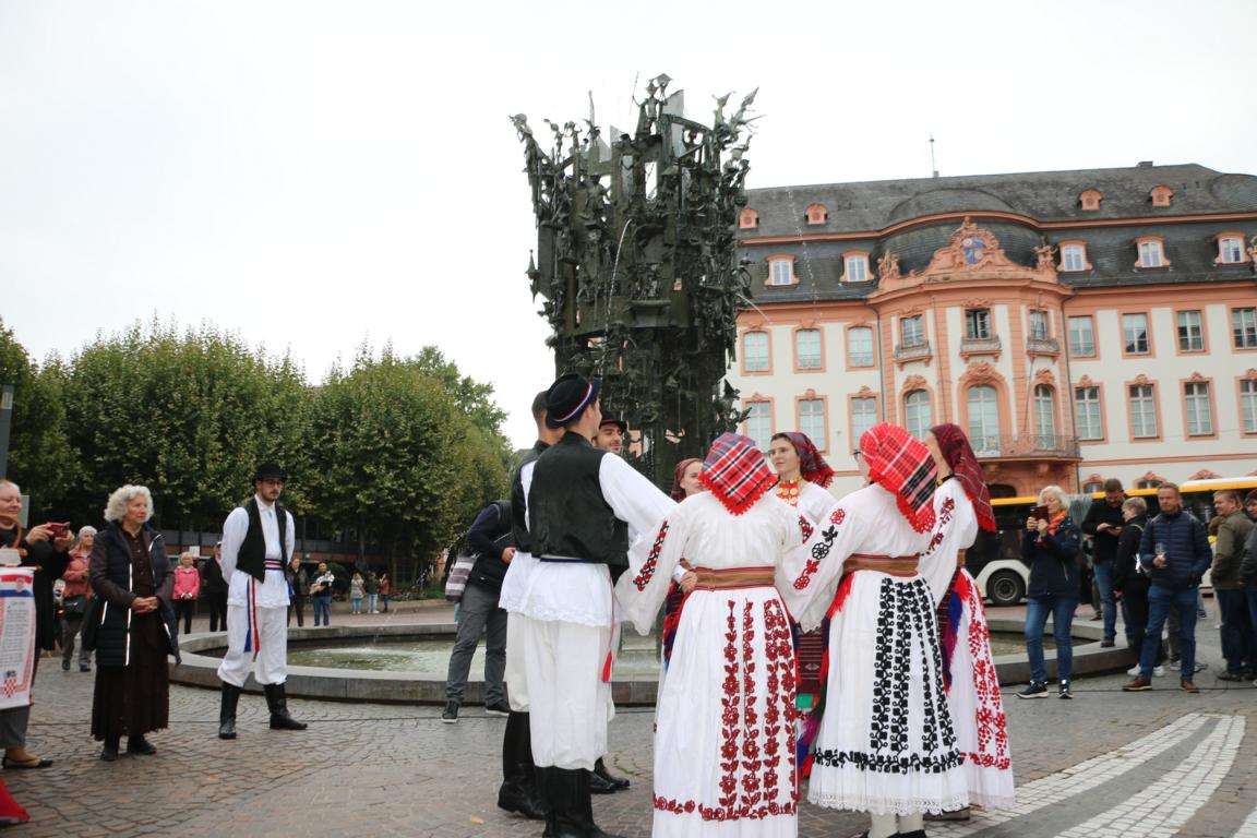 HRVATSKI „PEČAT“ U GUTENBERGOVOM GRADU: Od Bašćanske ploče do folklora – Hrvati oduševili posjetitelje Europske fešte HRVATSKI „PEČAT“ U GUTENBERGOVOM GRADU: Od Bašćanske ploče do folklora – Hrvati oduševili posjetitelje Europske fešte