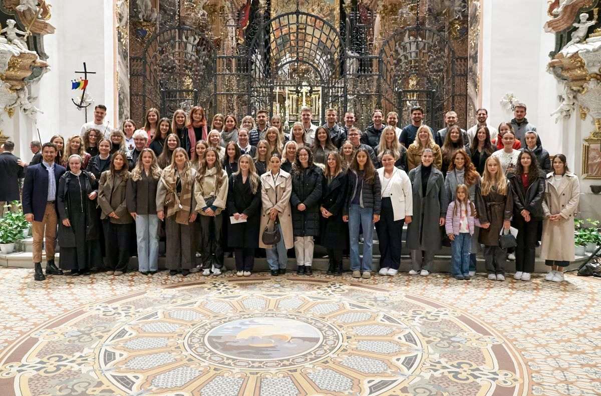 U SRCU ŠVICARSKE OKUPILO SE MNOŠTVO MLADIH VJERNIKA: Don Tomislav Lukač poručio kako nije lako biti katolik, ali se vrijedi boriti za vjeru Međumisijski zbor mladih i ravnatelj Lovre Uzelac / Foto: Ivan Ivić