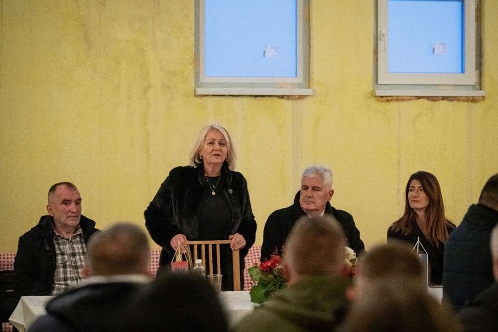 ČOVIĆ U BOSANSKOM GRAHOVU: HDZ BiH nastoji smanjiti podjele i osnažiti poziciju hrvatskoga naroda Izaslanstvo HDZ-a BiH U Bosanskom Grahovu / Foto: HDZ BiH