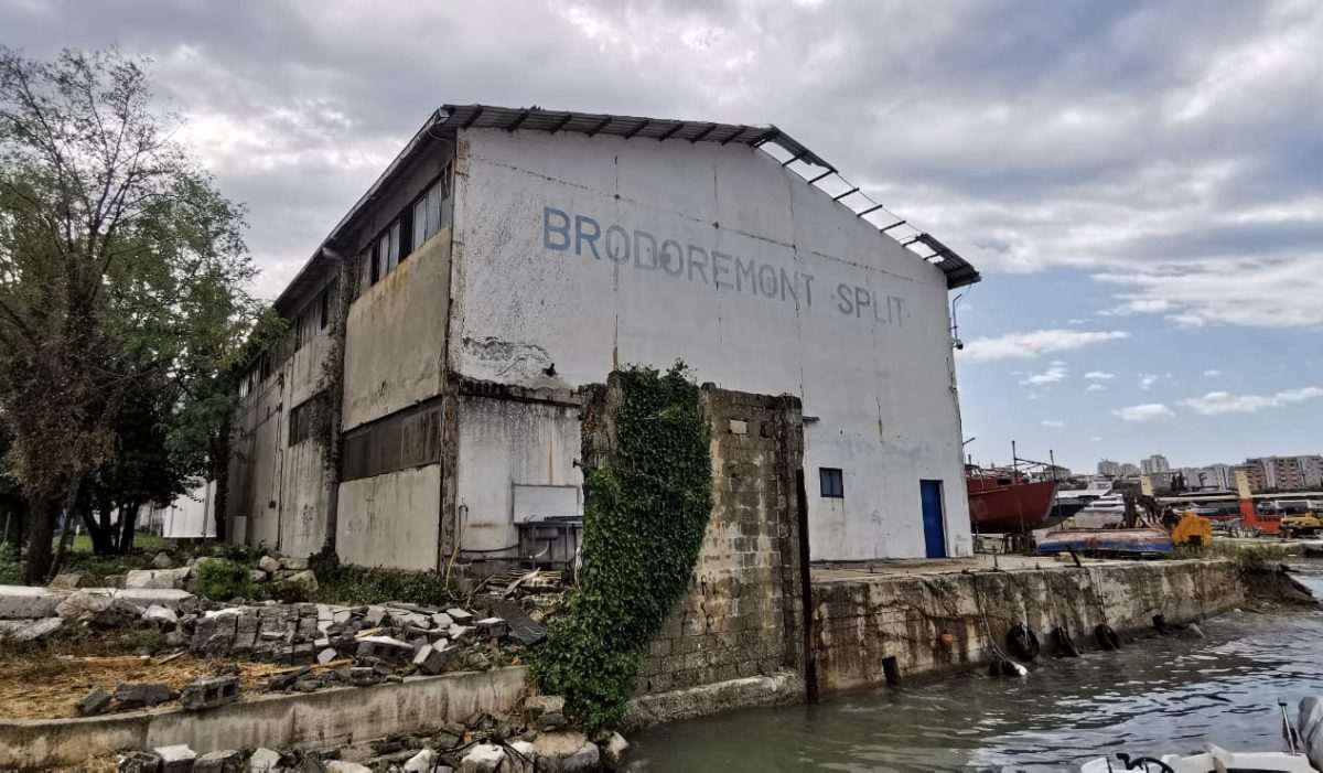 Zbog azbesta ljudi i dalje obolijevaju; područje nije dekontaminirano / Foto: Hina