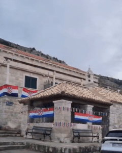 DUBROVNIK: Kapelica u hrvatskim bojama i simbolom Vukovara