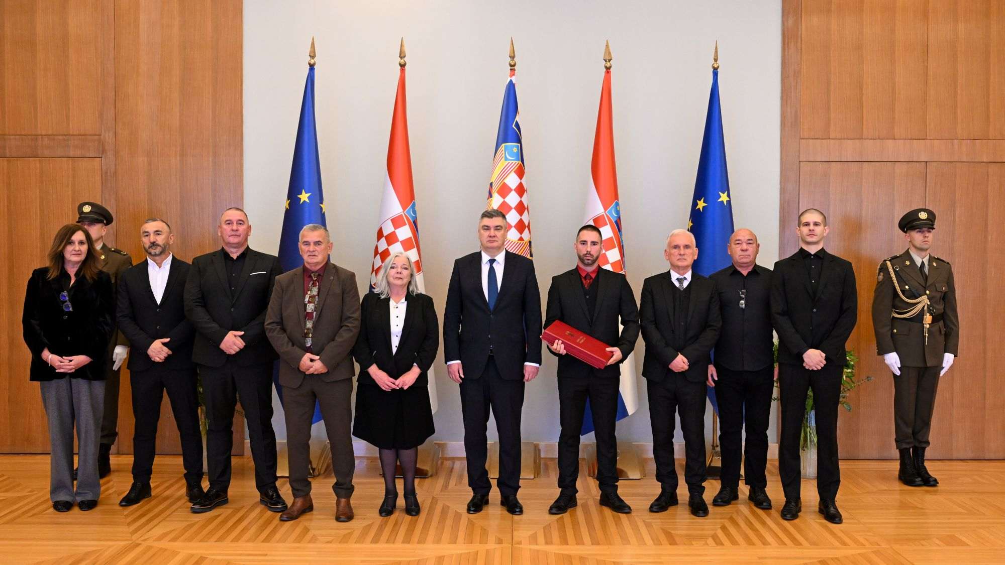 POSMRTNO ODLIČJE GENERALU ANTI ROSI: Predsjednik Milanović posmrtno je Veleredom Petra Krešimira IV. s lentom i Danicom odlikovao prvog hrvatskog generala zbora