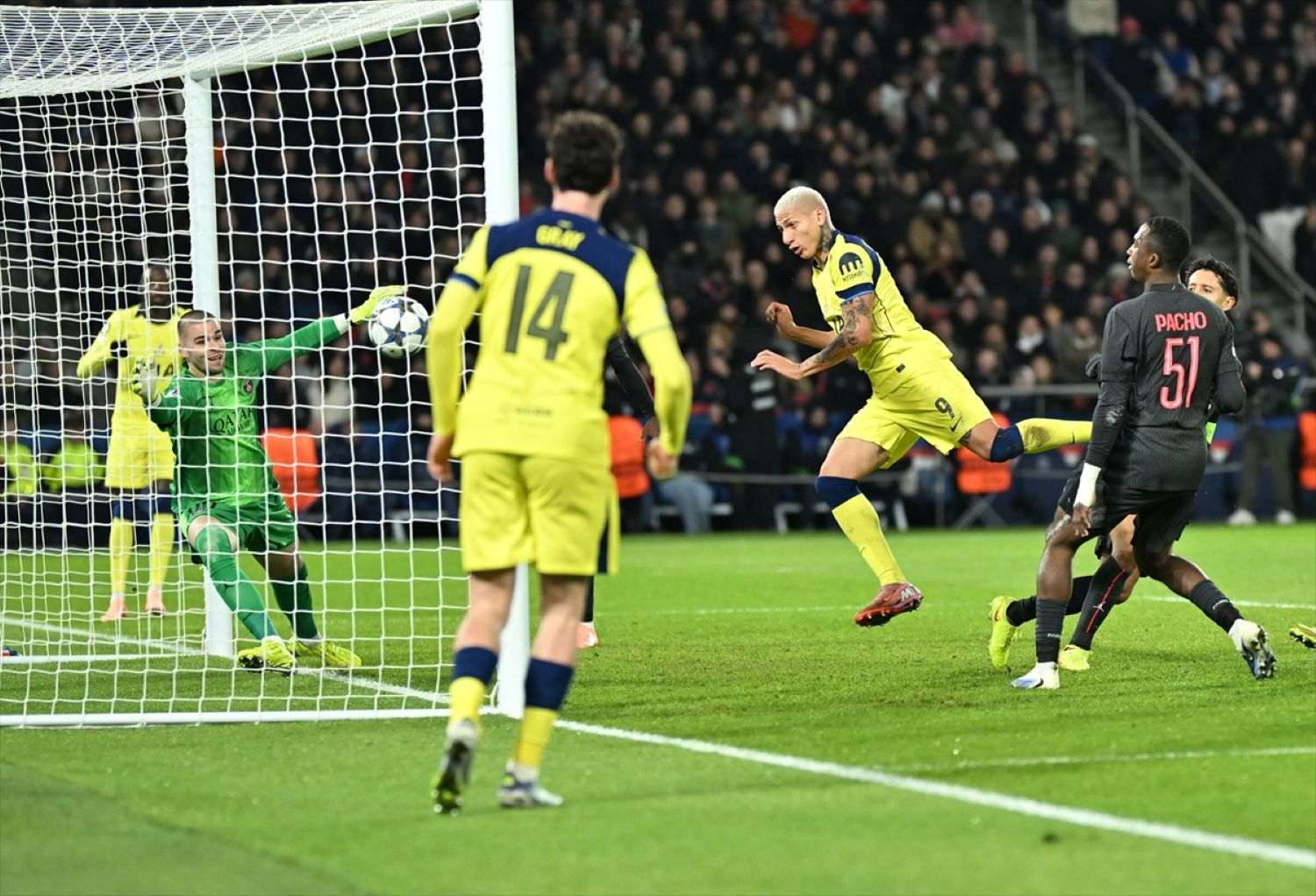 LIGA PRVAKA: Debakl Eintrachta u Frankfurtu, Arsenal s 3:1 savladao Bayern, PSG slavio u Parizu, PSV u Liverpoolu
