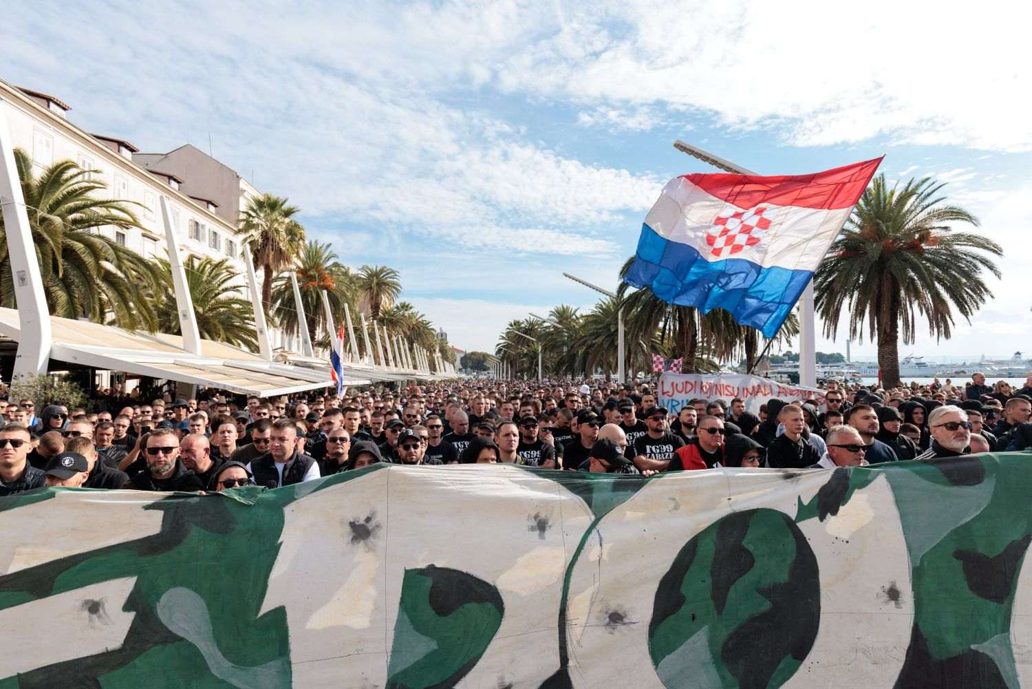 PORUKA S PROSVJEDA NA RIVI: Dosta je kriminalizacije onih koji su Hrvatsku stvarali i mladih koji je žele braniti istinom, ponosom i ljubavlju! PORUKA S PROSVJEDA NA RIVI: Dosta je kriminalizacije onih koji su Hrvatsku stvarali i mladih koji je žele braniti istinom, ponosom i ljubavlju!