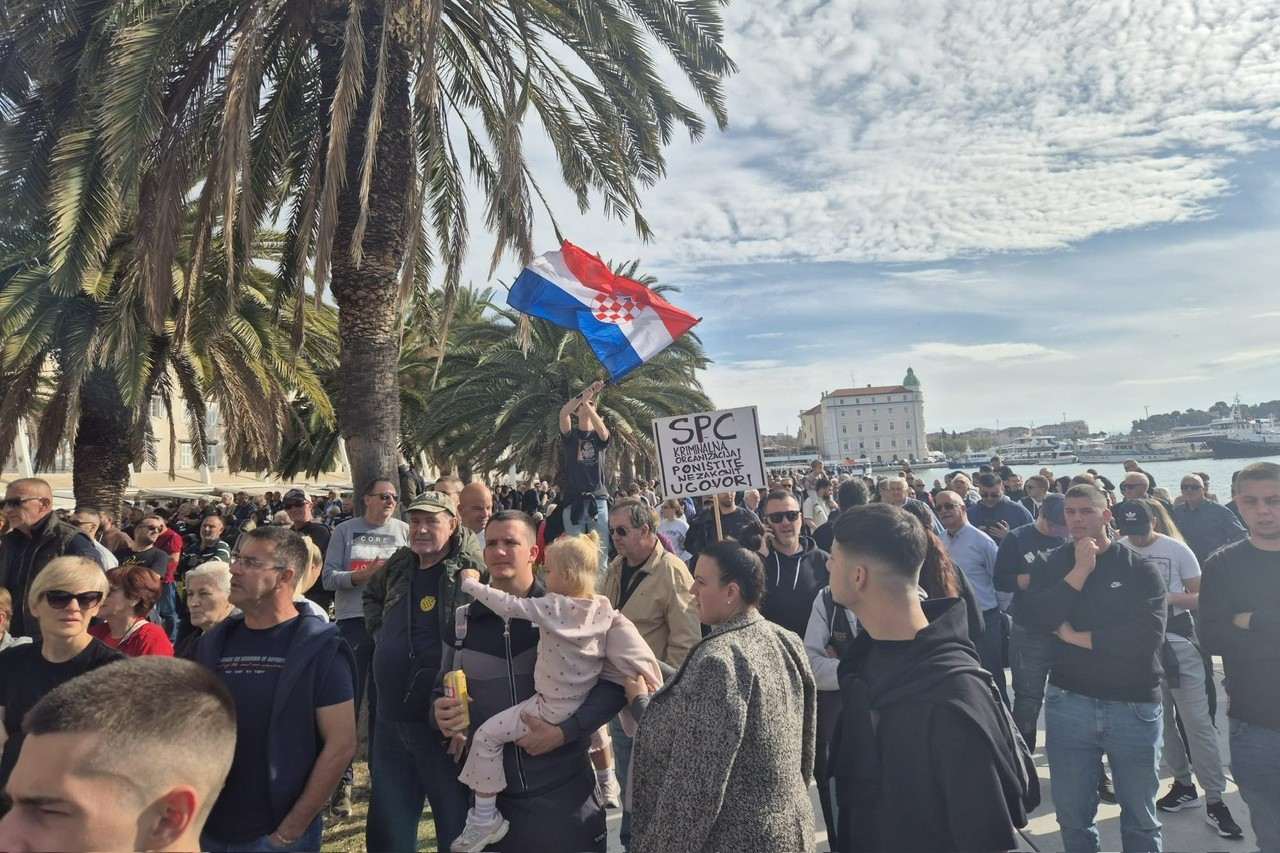 PORUKA S PROSVJEDA NA RIVI: Dosta je kriminalizacije onih koji su Hrvatsku stvarali i mladih koji je žele braniti istinom, ponosom i ljubavlju! PORUKA S PROSVJEDA NA RIVI: Dosta je kriminalizacije onih koji su Hrvatsku stvarali i mladih koji je žele braniti istinom, ponosom i ljubavlju!