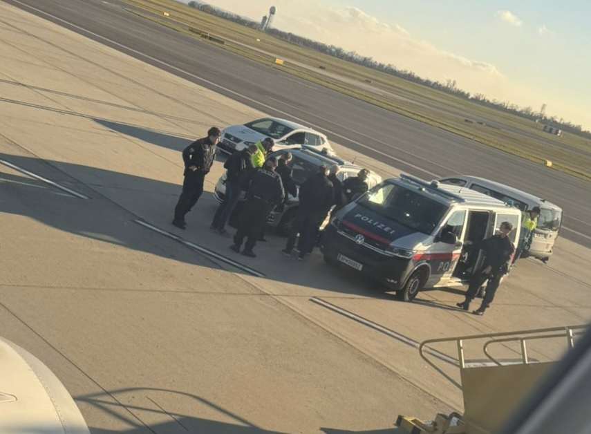Policija odvodi Brunu Stojića s zračne luke u Beču / Foto: Fenix (SIM)
