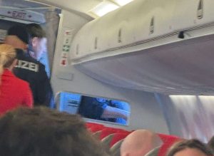 Putnici u zrakoplovu u Beču kojim je Bruno Stojić trebao poletjeti za Zagreb / Foto: Fenix (SIM)