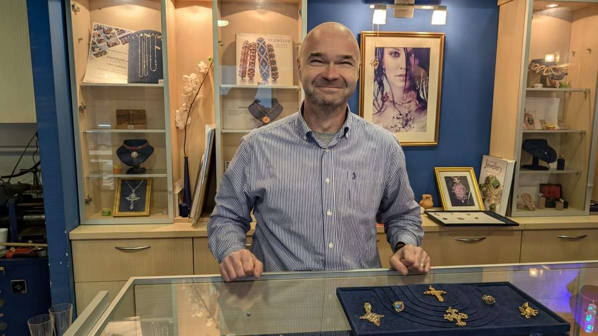 ZLATARI PRIVUKLI BROJNE ZAGREPČANE: „Sjaj Tradicije“ oduševio posjetitelje ZLATARI PRIVUKLI BROJNE ZAGREPČANE: „Sjaj Tradicije“ oduševio posjetitelje