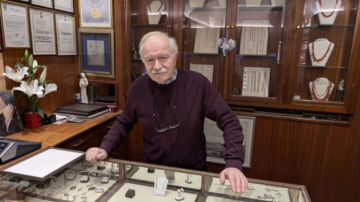 ZLATARI PRIVUKLI BROJNE ZAGREPČANE: „Sjaj Tradicije“ oduševio posjetitelje ZLATARI PRIVUKLI BROJNE ZAGREPČANE: „Sjaj Tradicije“ oduševio posjetitelje