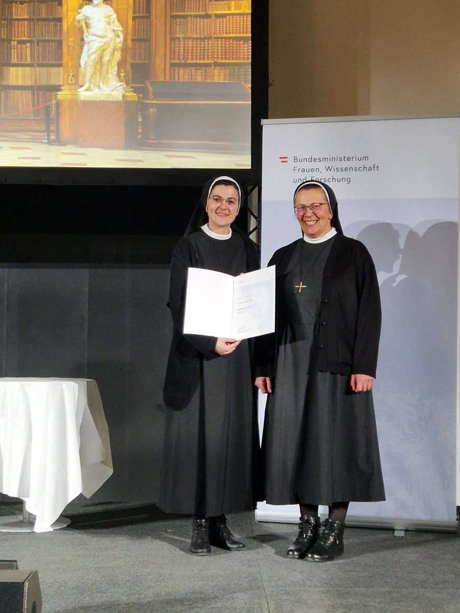 “GREGORIJANSKI KORAL I IMPROVIZACIJA”: Sestri Josipi Pavli Jakić u Beču uručena prestižna austrijska državna nagrada. Jedina nagrađena od preko 3000 studenata S. Josipa Pavla Jakić (lijevo) s nagradom/ Foto: Privatna arhiva (Josipa Pavla Jakić)
