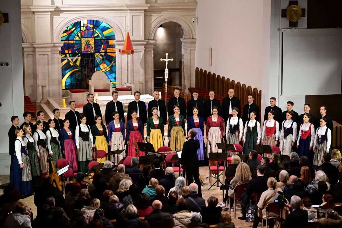BOŽIĆNI KONCERT U BAZILICI ČUDOTVORNE GOSPE SINJSKE: Ansambl LADO priredio najljepši božićni poklon u iščekivanja najradosnijeg katoličkog blagdana Božića BOŽIĆNI KONCERT U BAZILICI ČUDOTVORNE GOSPE SINJSKE: Ansambl LADO priredio najljepši božićni poklon u iščekivanja najradosnijeg katoličkog blagdana Božića