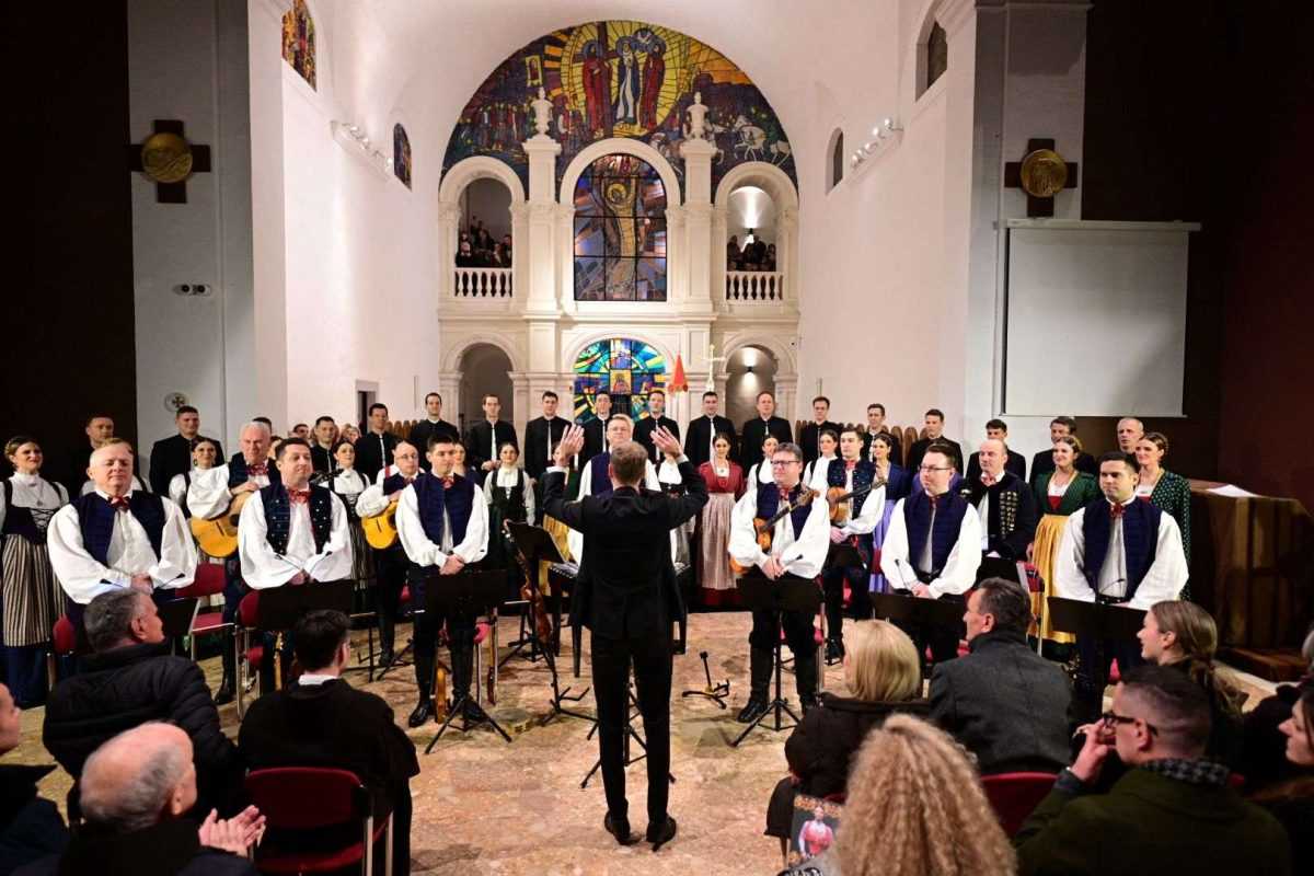 BOŽIĆNI KONCERT U BAZILICI ČUDOTVORNE GOSPE SINJSKE: Ansambl LADO priredio najljepši božićni poklon u iščekivanja najradosnijeg katoličkog blagdana Božića BOŽIĆNI KONCERT U BAZILICI ČUDOTVORNE GOSPE SINJSKE: Ansambl LADO priredio najljepši božićni poklon u iščekivanja najradosnijeg katoličkog blagdana Božića
