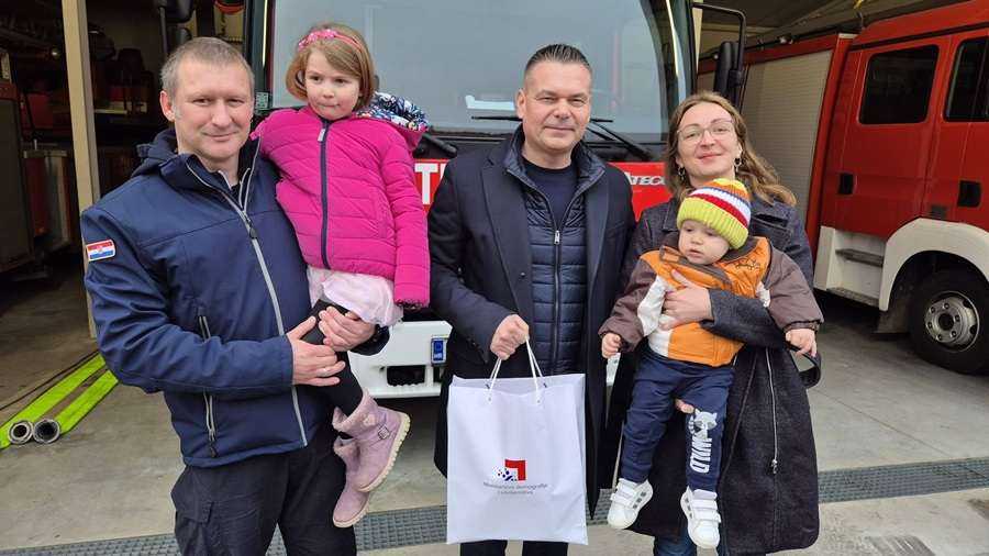 PRIMJER KOJI VESELI HRVATSKU: Ministarstvo demografije i useljeništva uz najslađe prinove našičkih vatrogasaca Ministarstvo demografije i useljeništva uz najslađe prinove našičkih vatrogasaca / Foto: Tomislava Justić