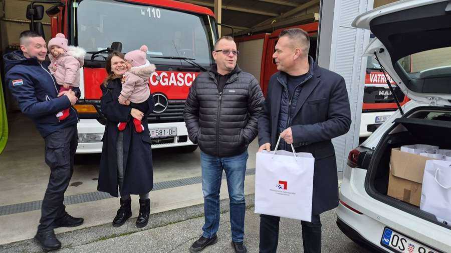 PRIMJER KOJI VESELI HRVATSKU: Ministarstvo demografije i useljeništva uz najslađe prinove našičkih vatrogasaca PRIMJER KOJI VESELI HRVATSKU: Ministarstvo demografije i useljeništva uz najslađe prinove našičkih vatrogasaca
