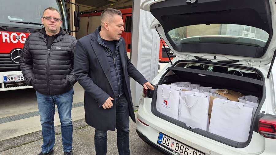 PRIMJER KOJI VESELI HRVATSKU: Ministarstvo demografije i useljeništva uz najslađe prinove našičkih vatrogasaca Ministarstvo demografije i useljeništva uz najslađe prinove našičkih vatrogasaca / Foto: Tomislava Justić