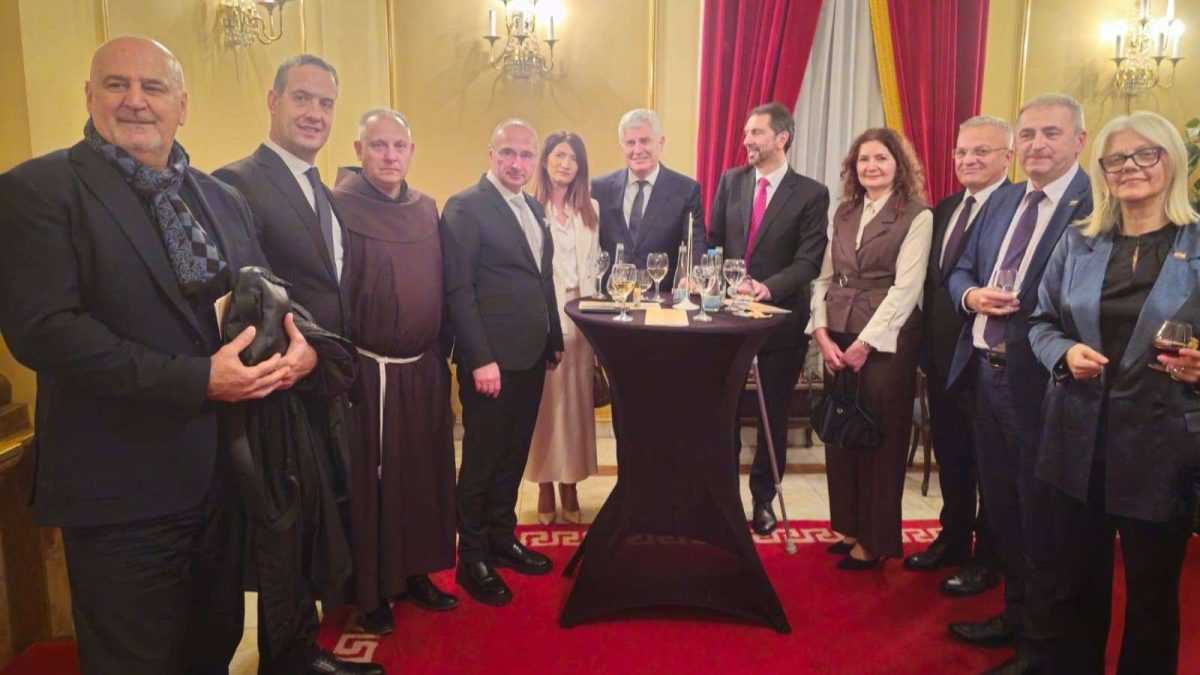 HRVATSKI MINISTAR U BiH: Gordan Grlić Radman posjetio Prisoje, Bugojno, Uskoplje i Sarajevo